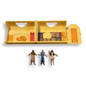 Vintage 90s Pocahontas Powhatan Long Hut Carry-Around Playset (Not Complete)